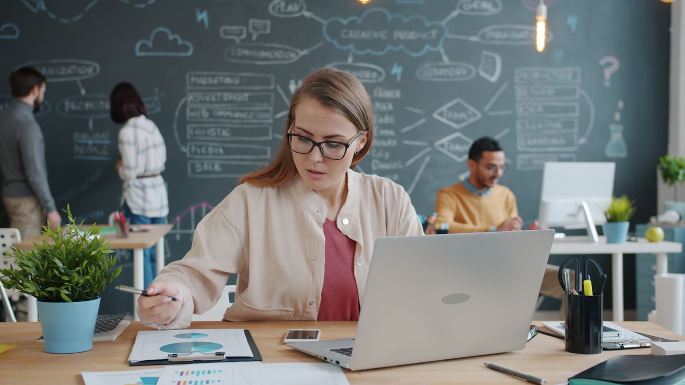 Espace de travail moderne avec ordinateur portable